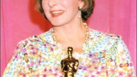 Ingrid Bergman recoge su tercer Oscar en 1974 por su interpretación como actriz de reparto en 'Asesinato en el Orient Express'