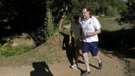 El presidente del Gobierno, Mariano Rajoy (d), recorre esta mañana la Ruta da Pedra e da Auga, que discurre entre los municipios de Ribadumia y Meis, en compañía del presidente de la Autoridad Portuaria de Marín y marido de la ministra Ana Pastor, José Benito Suárez.