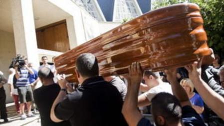 El féretro con los restos mortales de Marina Okarynska, una de las dos jóvenes que fueron encontradas ayer muertas tras seis días desaparecidas, a su llegada al funeral celebrado en la iglesia de San Esteban de Cuenca.