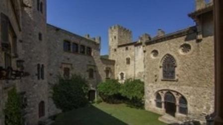 Uno de los patios del castillo de Santa Florentina