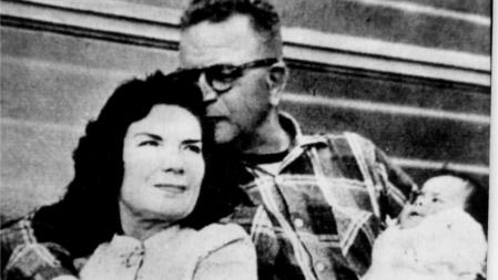 Ramón Mercader del Río, junto a su mujer e hijo, en la prisión de México donde cumplía condena por el asesinato de Lev Trotski