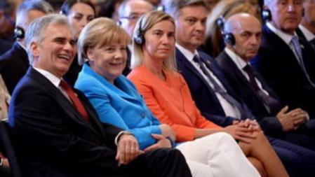 (i-d) El canciller federal austríaco, Werner Faymann, la canciller alemana, Angela Merkel, la responsable de Política Exterior de la UE, Federica Mogherini, el primer ministro de Bosnia-Herzegovina, Denis Zvizdic, el primer ministro de Kosovo, Isa Mustafa, y el primer ministro montenegrino, Milo Djukanovic, durante la cumbre de los Balcanes en Viena