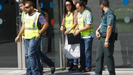 Los agentes salen de la sede de CDC durante el registro