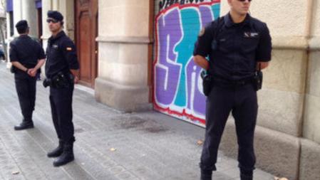 Agentes de la Guardia Civil en la Fundació Catdem