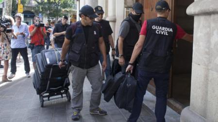 Agentes de la guardia civil, entrando en la sede de CatDem