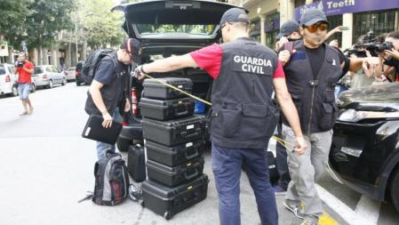 La Guardia Civil, durante el registro de la Fundació CatDem, vinculada a CDC