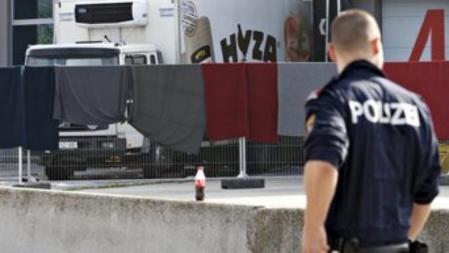 Un agente de policía hace guardia ante el camión en el que se encontraron al menos 70 refugiados muertos en una autopista de Austria