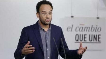 El portavoz del PSOE en el Congreso, Antonio Hernando, durante su intervención hoy en la presentación de un documento del partido sobre la crisis humanitaria en la UE y el Mediterráneo.