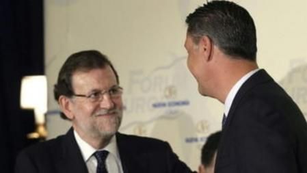El presidente del Gobierno, Mariano Rajoy (d), saluda al candidato del PP a la Presidencia de la Generalitat de Cataluña, Xavier Garcia Albiol, a quien ha presentado hoy en el desayuno coloquio Nueva Economía Fórum.