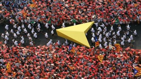 El simbólico puntero atraviesa la manifestación en dirección al escenario principal de la Via Lliure