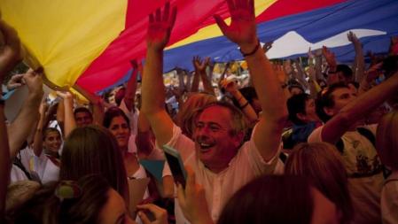 Debajo la gran estelada que ha recorrida la Via Lliure