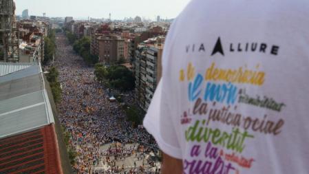 Un hombre con la camiseta de la Via Lliure observa la Meridiana desde una terraza
