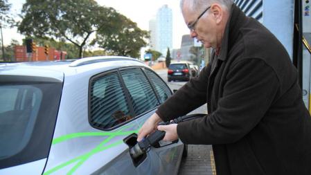 El tiempo de repostaje de un coche de gas resulta similar al de un vehículo convencional de gasolina o diésel