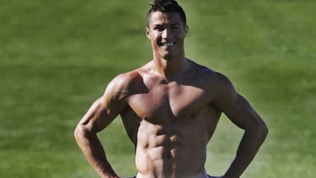 Cristiano Ronaldo saca músculos