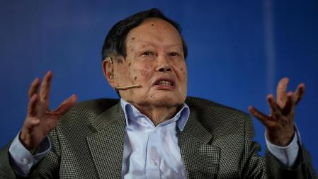 El matemáticos Chen Ning Franklin Yang, uno de los creadores del problema existencia de Yang-Mills y el salto de masa