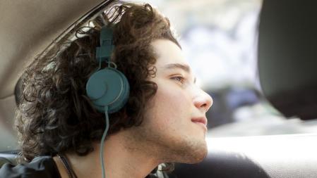 Un joven escuchando música con auriculares