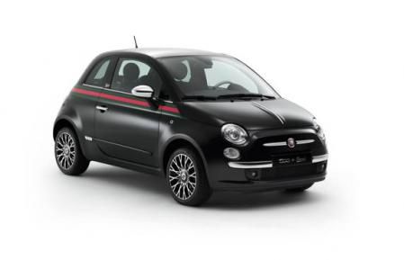El Fiat 500 by Gucci, lanzado al mercado en 2011, lleva la típica banda roja y verde de la marca de moda en la carrocería