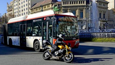 Durante los últimos años, Barcelona ha pasado de ser una ciudad de referencia para circular en moto a estar en discusión por algunas políticas adoptadas en cuanto a movilidad para estos vehículos&nbsp;