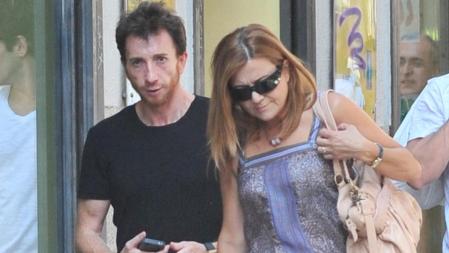 El presentador Pablo Motos y su novia Laura Llopis paseando por Madrid, en una imagen de archivo.