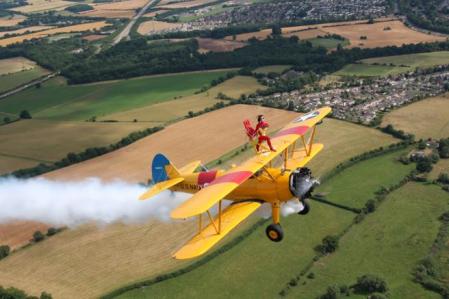 Ainhoa Sánchez es una de las 20 personas del mundo que practican la disciplina del 'wingwalking'
