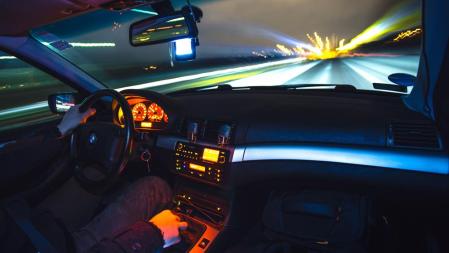 Los hombres conducen con mayor frecuencia por tramos peligrosos o con menor visibilidad.