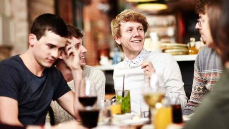 Josh Thomas escribe y protagoniza 'Please like me'.