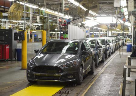 Estos Ford Focus que esperan su turno para salir de la planta de Michigan
