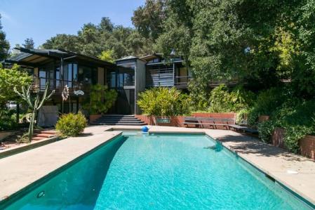 La casa tiene una estética muy de Los Angeles del siglo pasado.