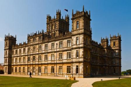 En la casa de Downton abbey se organizan eventos, bodas y cenas de caros cubiertos.