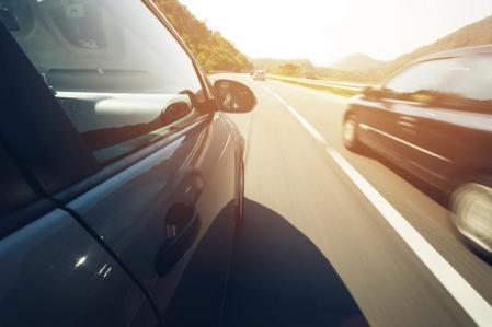 Los ángulos muertos son aquellos “huecos” visuales en los que podemos perder la referencia de un vehículo que circula por detrás y en otro carril 