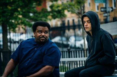 Craig Robinson y Rami Malek, duelo de ajedrez.