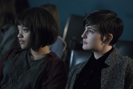 Kiersey Clemons y Jacqueline Toboni en el segundo capítulo.