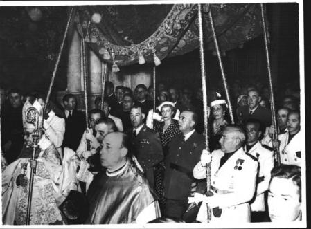 Franco bajo palio en Toledo durante los inicios de la dictadura
