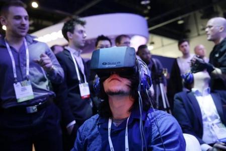 Un gamer juega con un videojuego usando las gafas de realidad virtual de Oculus Rift.