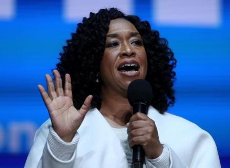 Shonda Rhimes durante un acto de la campaña de Hillary Clinton