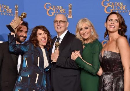 La creadora de 'Transparent', Jill Soloway, y el actor Jeffrey Tambor celebran sus premios con el resto del reparto