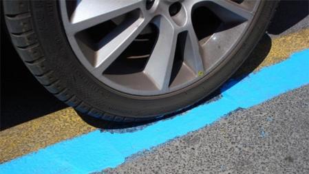 La única marca vial autorizada para delimitar los lugares en los que el estacionamiento está permitido en ciertos periodos del día, estando limitada su duración, es de color azul
