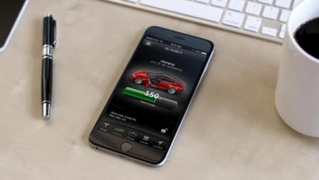 La app de Tesla permite, entre otras cosas, controlar el estado de carga del coche a distancia