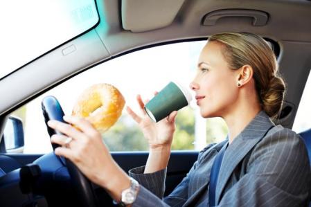 Comer y beber al volante supone una distracción para la persona que conduce