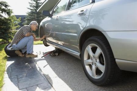 En el coche, siempre debemos disponer de las herramientas necesarias para poder cambiar una rueda pinchada