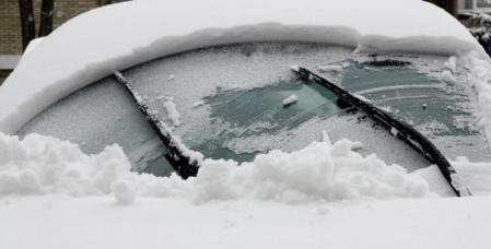 Nunca hay que utilizar sólo los limpiaparabrisas para quitar el hielo porque se pueden estropear