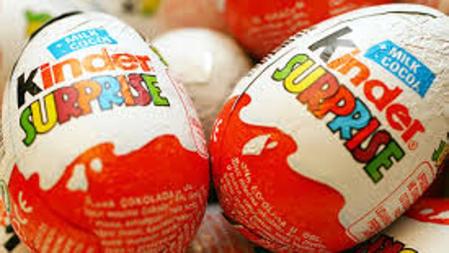 Los famosos huevos Kinder contienen una caja con pequeñas piezas en su interior