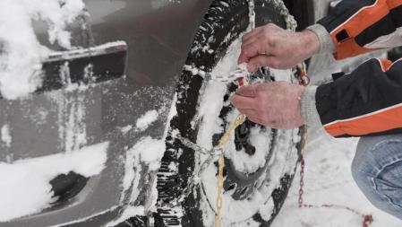 Poner las cadenas de nieve al coche