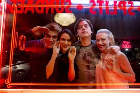 K.J. Apa, Camila Mendes, Cole Sprouse y Lili Reinhart son Archie, Veronica, Betty y Jughead.