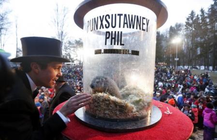 El miembro del Club de la Marmota Dan McGinley (izq) revisa el estado de la marmota Phil, durante la celebración del Día de la Marmota en 2017