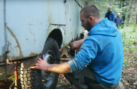 Los trabajos de restauración tuvieron que hacerse 'in situ' para conseguir que la furgoneta se moviera por si sola