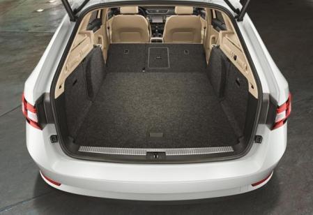 La capacidad de carga del coche alcanza los 1.950 litros si se abate el respaldo de los asientos traseros