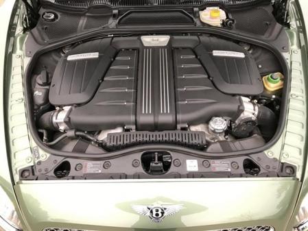 Bajo el capó se encuentra el imponente motor W12 de 635 caballos de potencia