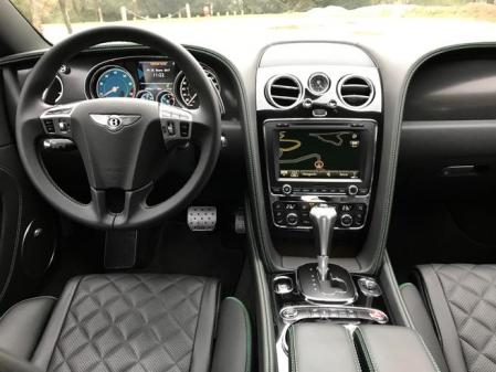 El interior está confeccionado artesanalmente con materiales de máxima calidad