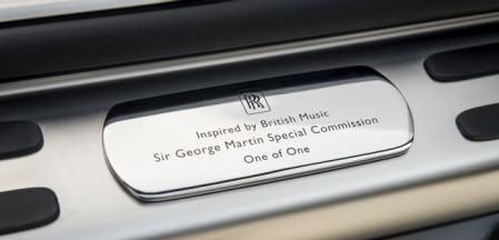 Cada unidad lleva una placa en la que se indica el nombre del músico que la ha personalizado